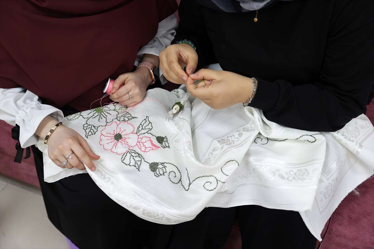 Konya’da İHL öğrencilerinin işledikleri seccadeler Gazze için umut olacak 9